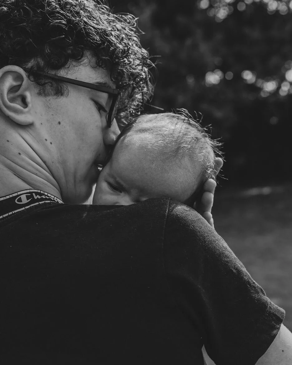 Brother &amp; Sister ❤️ I was worried that social distancing would take some of the intimacy and emotion from my photos but I was so wrong! 😍 Look at these two. &bull; &bull; &bull;

#sociallydistantphotography #socialdistancingphotography #lockdown