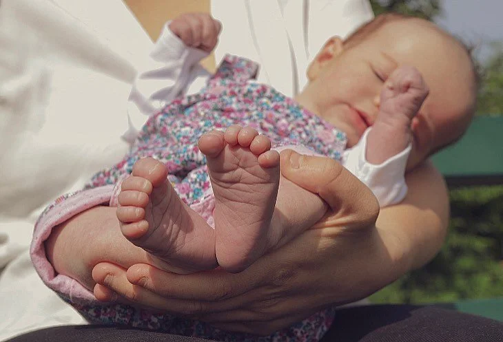 Socially distanced tootsies from the weekend 🌸 &bull; &bull; &bull;

#lockdownphotography #babygirl #familyphotoshoot #newbornphotography #newbornphotographer #hampshirephotographer #babyfeet #mumanddaughter #mumlife #newborn