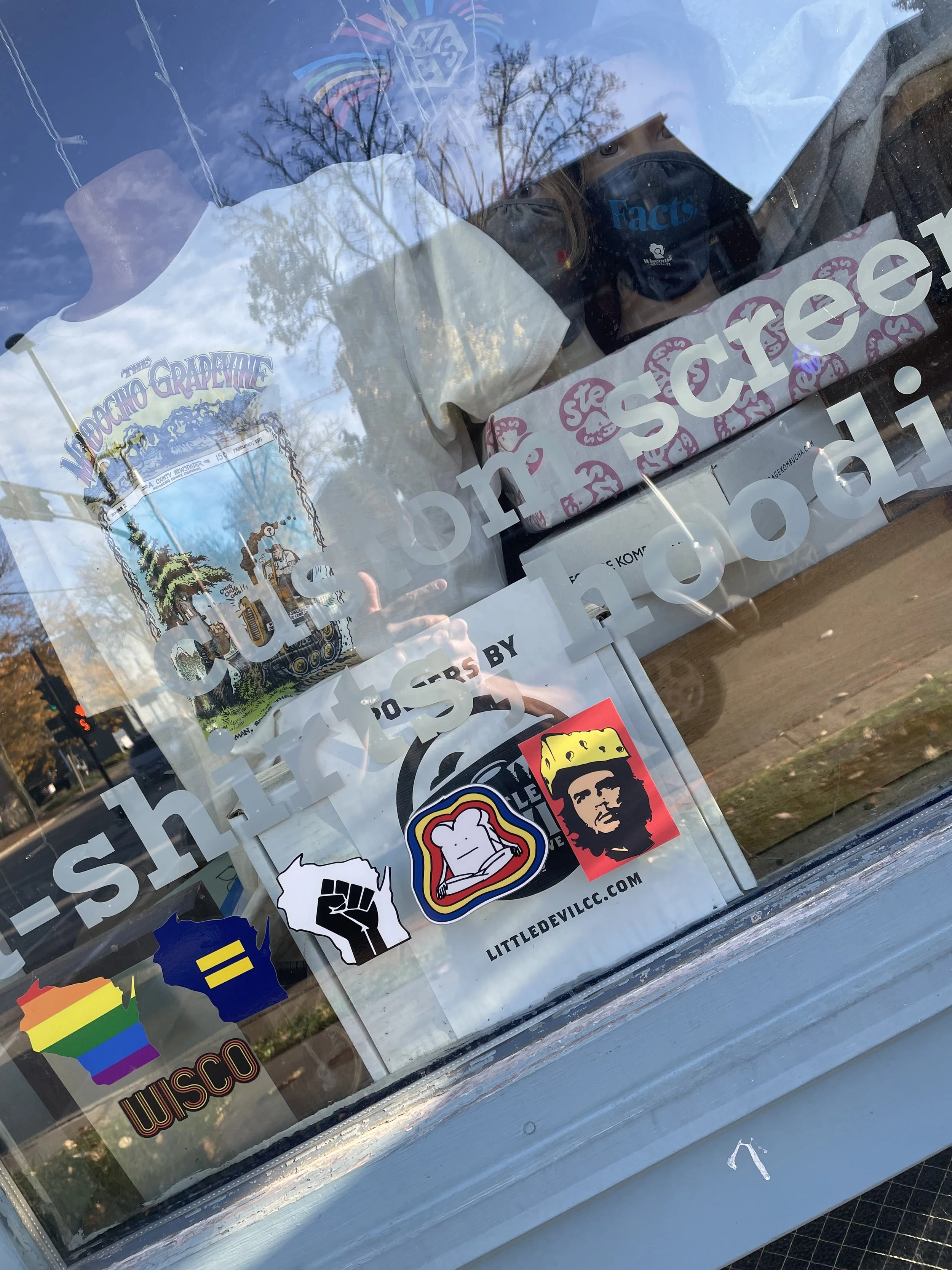 Che at Screen door.jpg