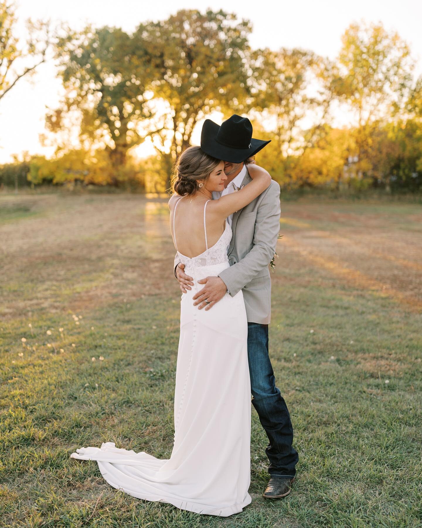 Quick sunset preview from @taylorcolman and Aaron&rsquo;s wedding day yesterday!! 🍁 🌅 fall weddings hit different.