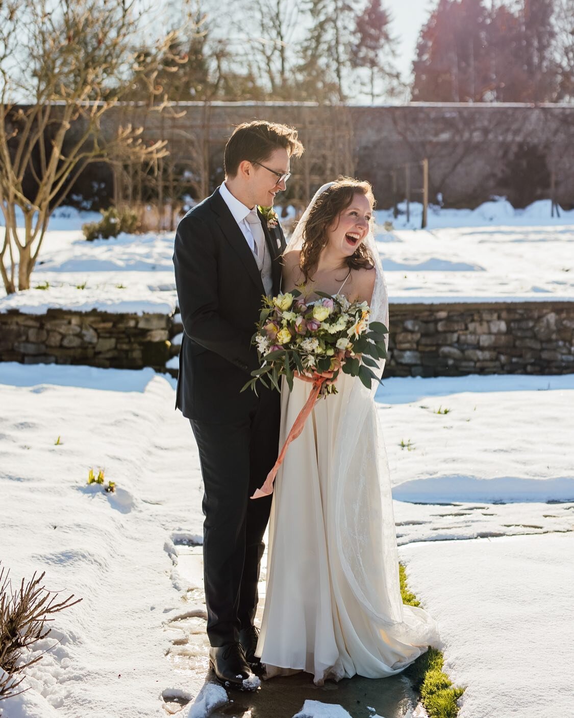 Amy + Matthew&rsquo;s dreamy snow day at @middletonlodge is now up on the blog ✨✨✨
Link in bio ✨✨✨