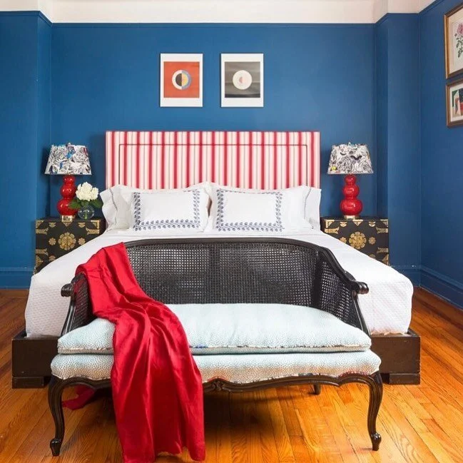 This space is our most popular space on Houzz. Any guesses why? We @ritikabhasindesign design homes that are comfortable and make a statement through a play of color, pattern and form. This one checks all the boxes 📸 @dwangphoto #ritikabhasindesign 