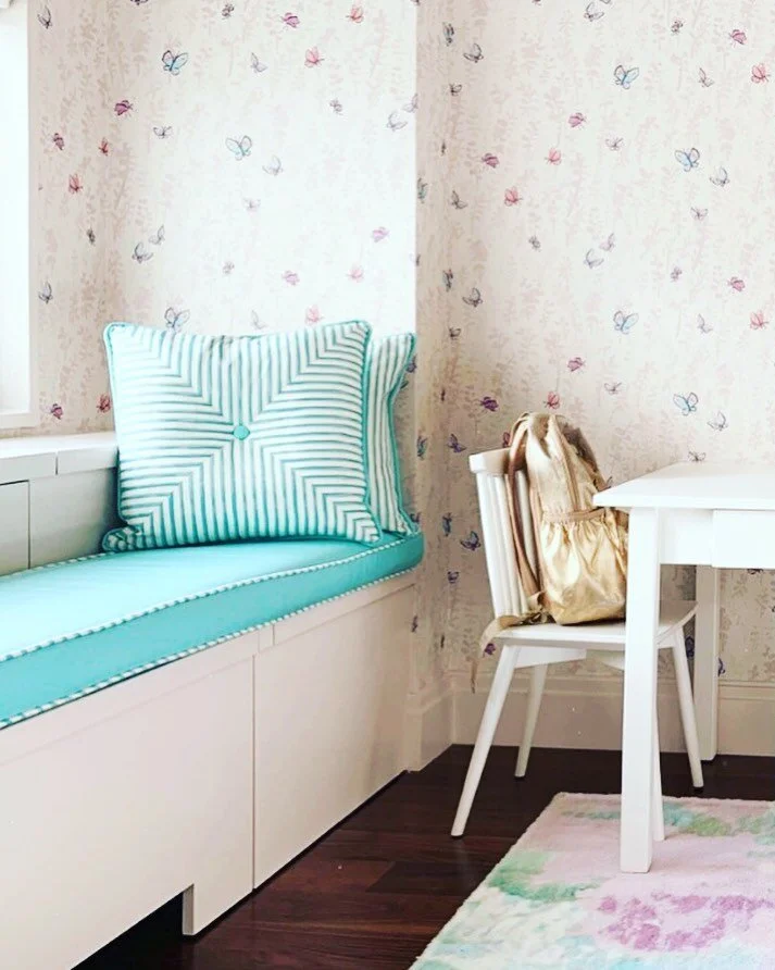 When school is a hybrid between in person and homeschooling- days at home are always bright and cheerful for this young lady 👧 #girlsroom #ritikabhasindesign @ritikabhasindesign 
.
.
.
.
#kidsroom #kidsroomdesign #girlsroom #girlsroomdesign #apartme