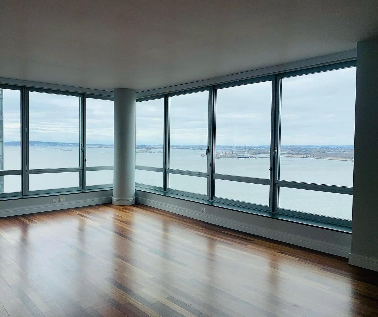 Survey at this lovely apartment with the most spectacular views! #batteryparkcity #statueofliberty🗽 #ritikabhasindesign @ritikabhasindesign 
.
.
.
.
#interiordesign #interiordesigner #roomswithaview #statueofliberty #batteryparkcity #howwedwell #man
