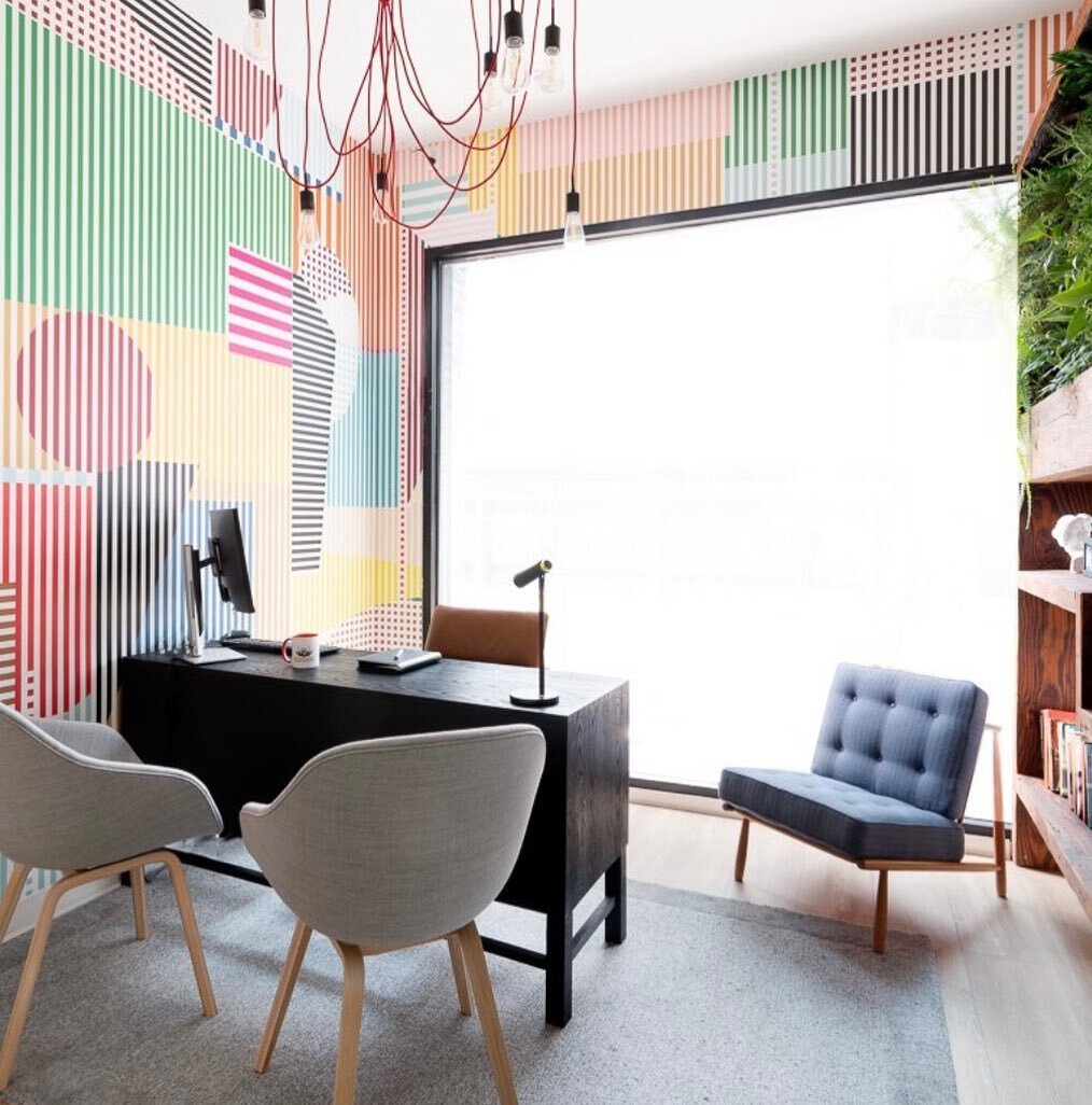 It&rsquo;s a busy Monday in this Executive Office 👩&zwj;💼🗂️🗒️
When my residential clients ask to design their offices, we say yass 🙌
Custom wallcoverings, pendant lights and living walls transformed this office space in Downtown Brooklyn. Stay t