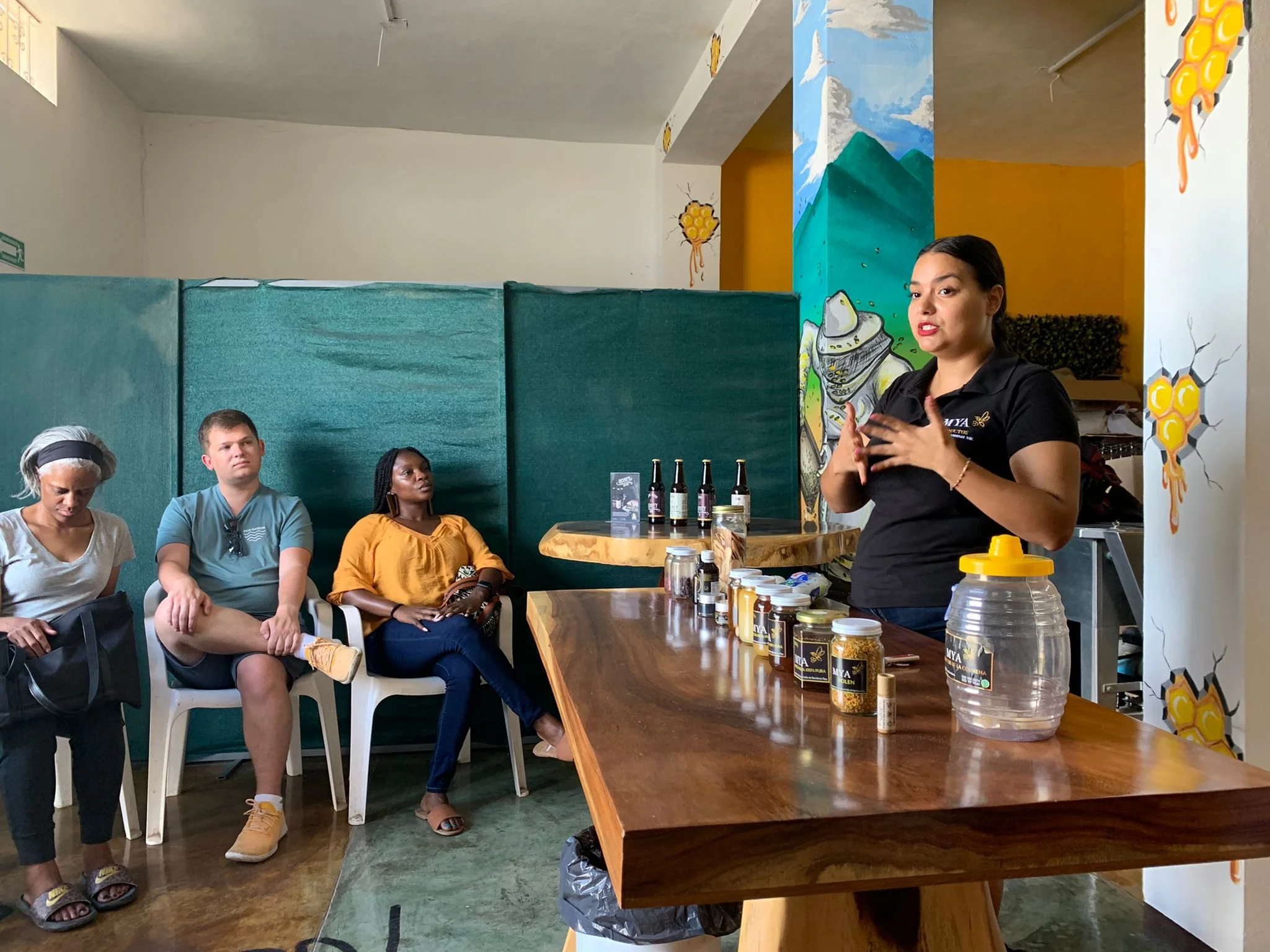 Gilari Explaining Products.jpg