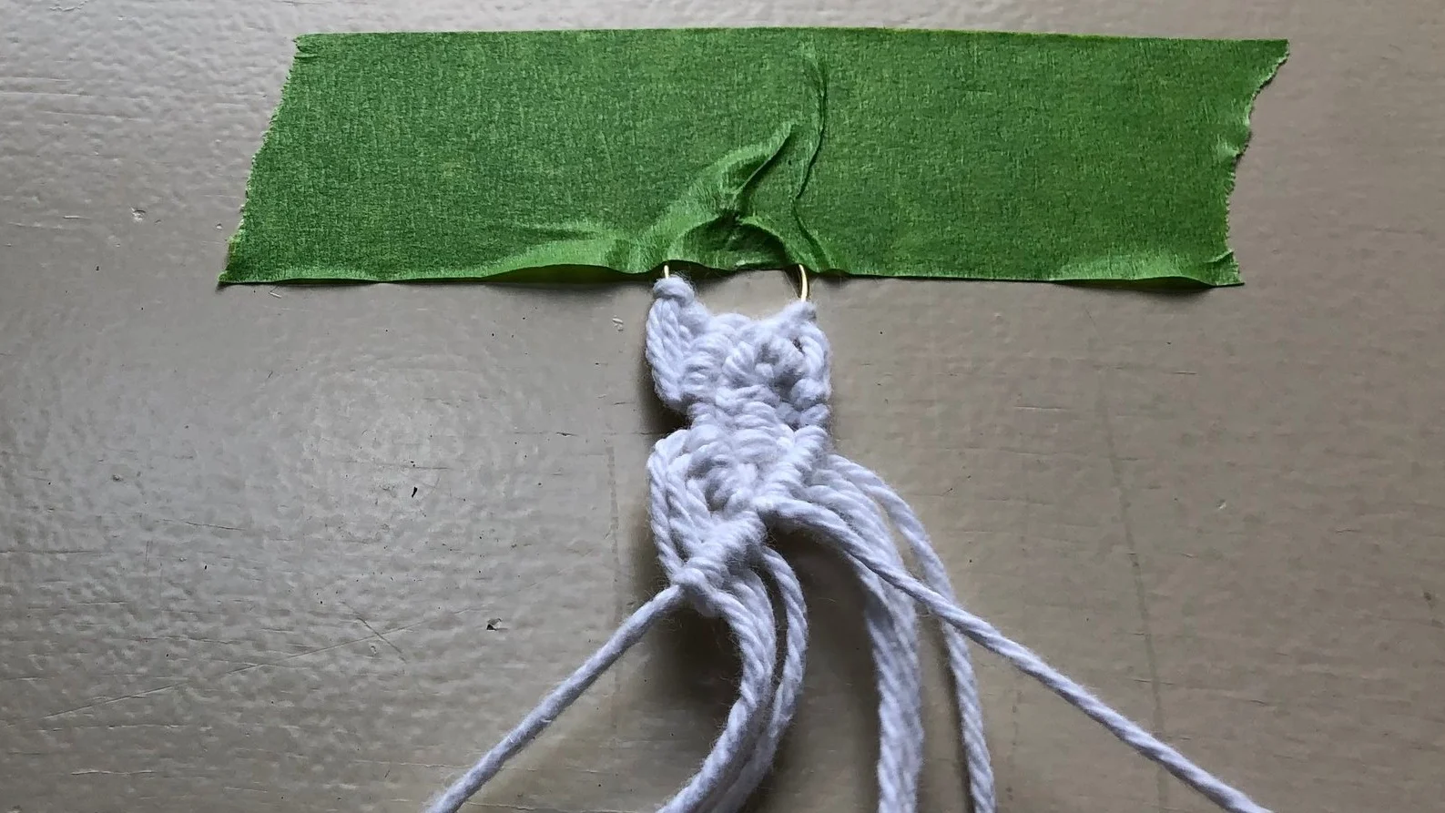 Left double half hitch knots to the outside