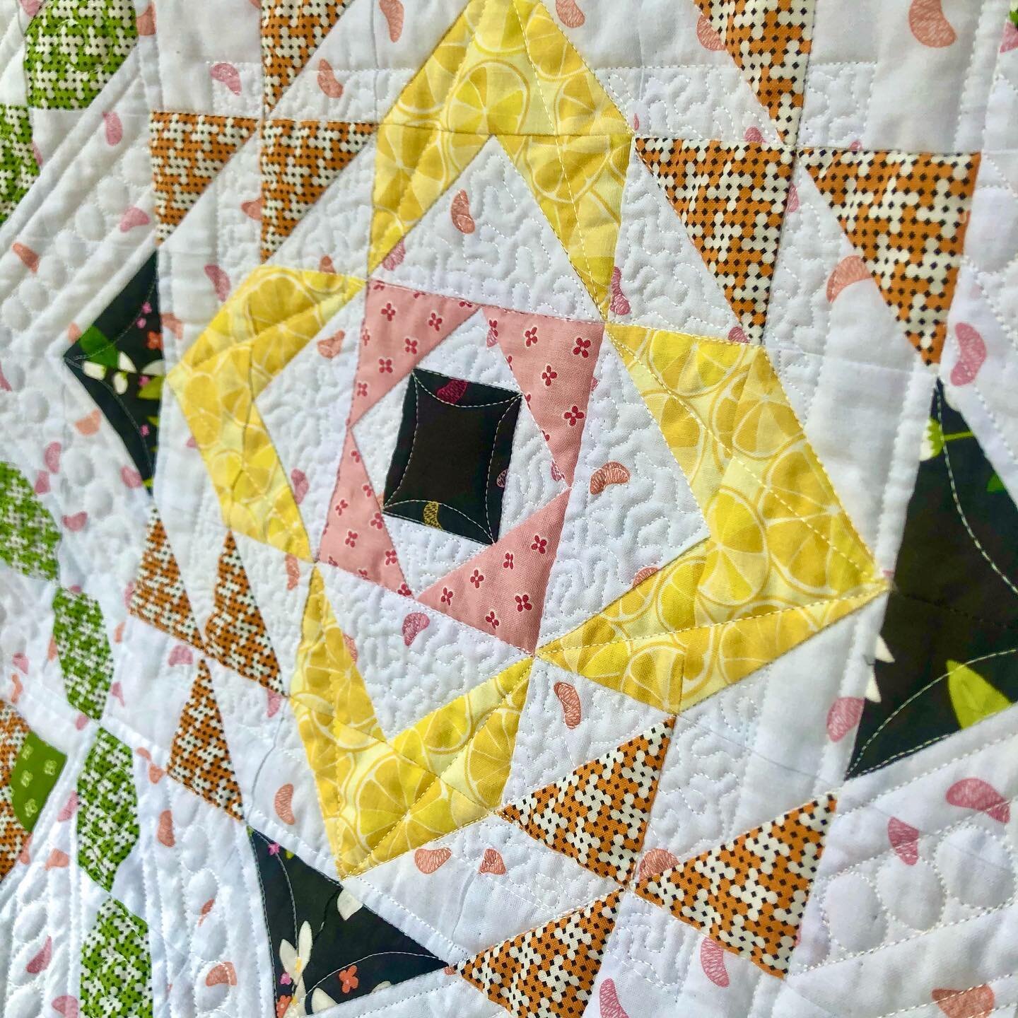 Week 5 of my Gracious Grove Sew Along.  This cheery block comes together in a snap!  Swipe to see.  Visit my blog to see a post all about it. Link in my bio.
#jillilystudio #rileyblakedesigns #graciousgrovesewalong #sew along #quiltsofinstagram #quil