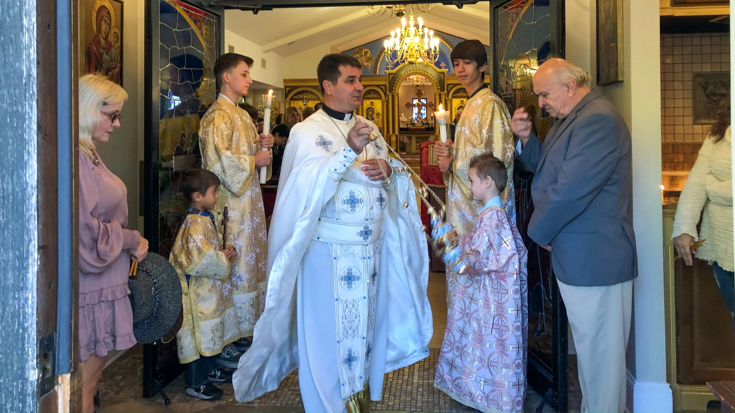 Tămâierea bisericii și a credincioșilor