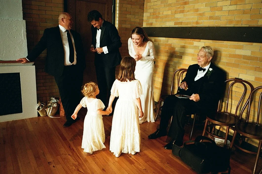 Family photos the natural way 🤍 it&rsquo;s always important to me to know who&rsquo;s important to you so that I can pay close attention to them. Family photos are more than a time slot in the schedule. They are the little interactions that happen t
