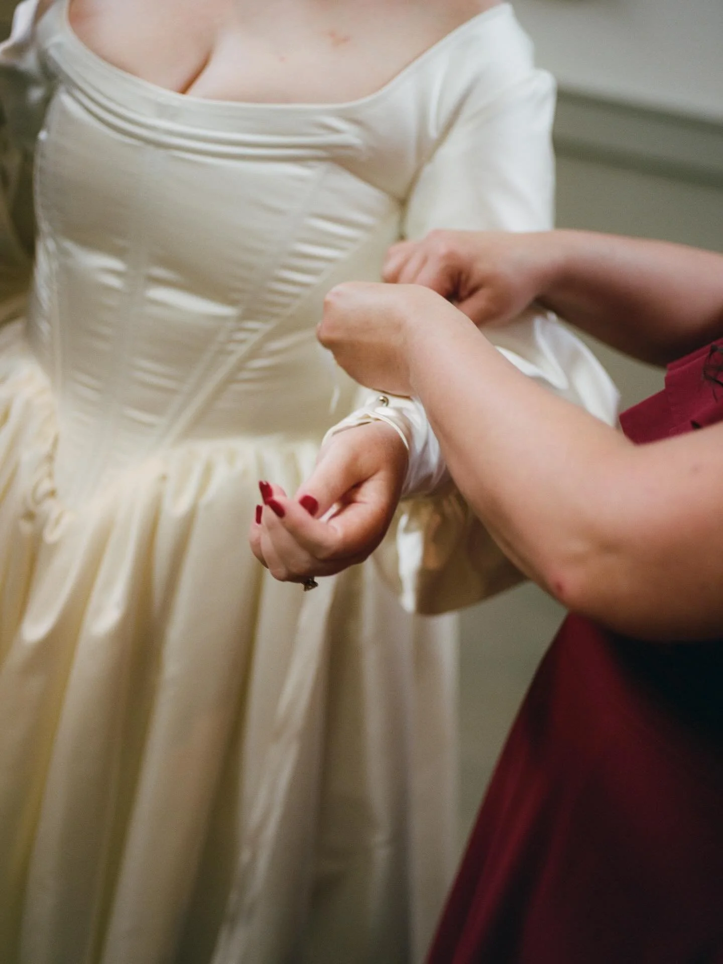 Final touches with Ricki which included trimming the veil ✂️