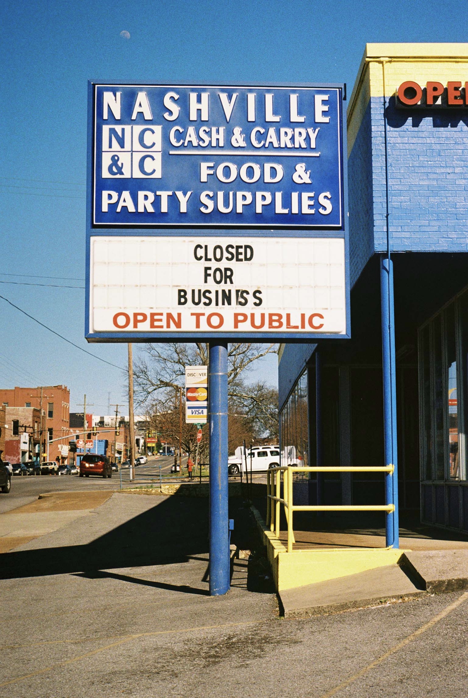 Closed for business but open to the public. Nashville, Tennessee. Kodak Ultra Max 400. Pentax K1000. Fletcher Berryman 2019.