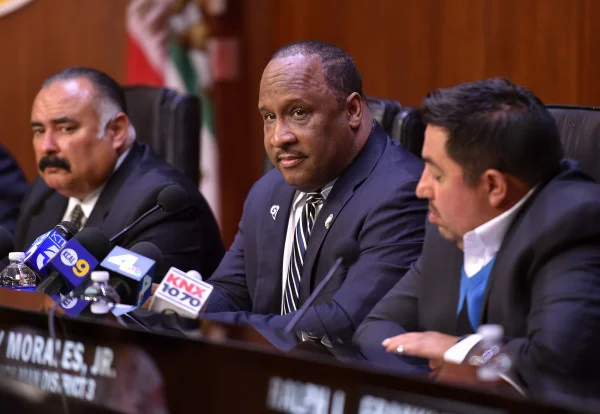 In Inglewood, Elected Officials Are Well-Paid, Speedy and Never Seem to Disagree