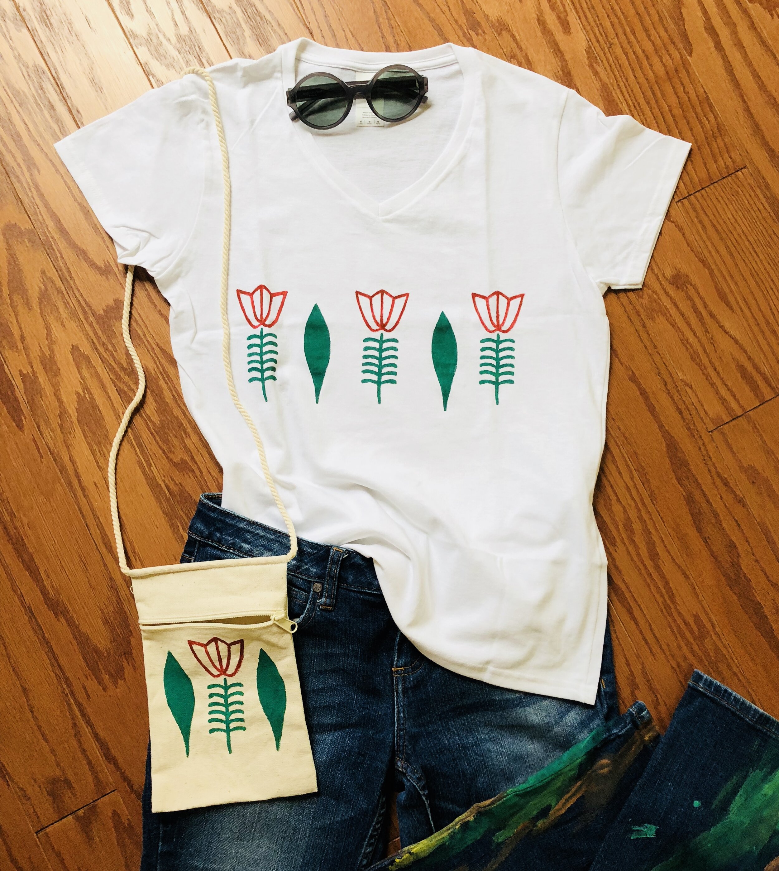 t-shirt v neck 02.jpeg
