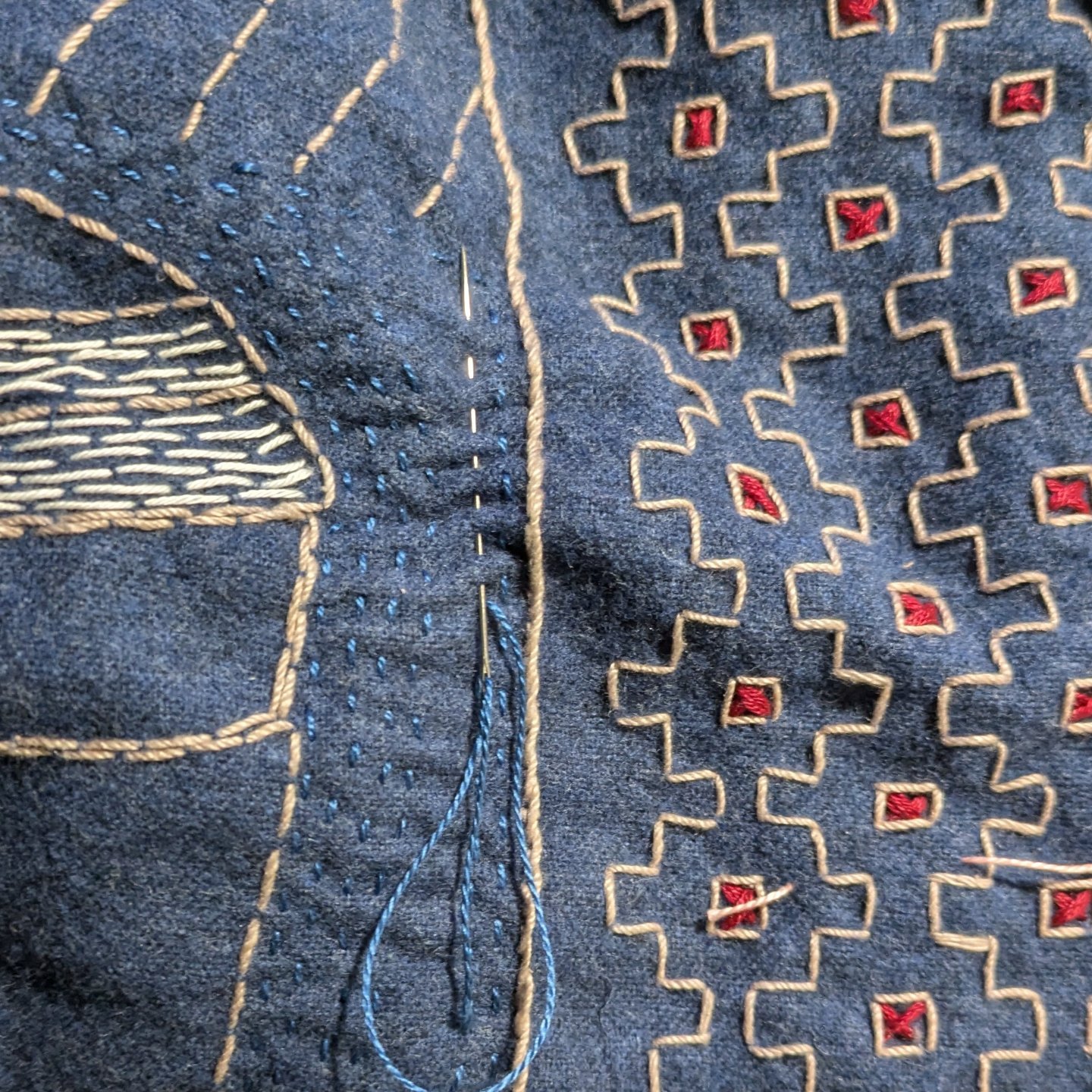 I'm not a needle expert. The many different types and sizes of needles (and numbering systems) make my head swim. But for this kind of quilting, the milliners needle is perfection. It is one consistent thickness from the eye to the tip so it pulls th