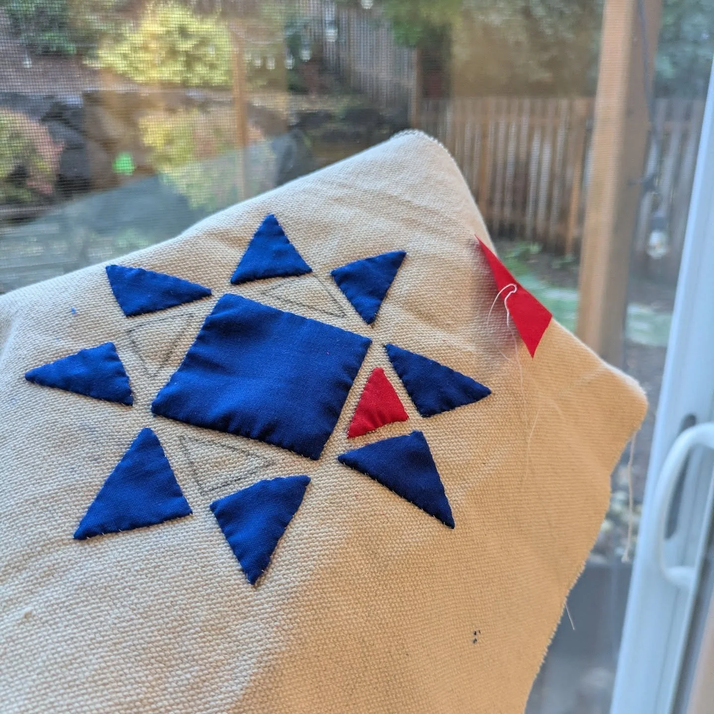 Here's progress I made last night on my Khayamiya sampler. I really like this applique technique that doesn't require precise cutting but can result in precise shapes. Magic. ✨
.
&quot;Closing the shape&quot; has me a bit stumped. @artwithamirra , he