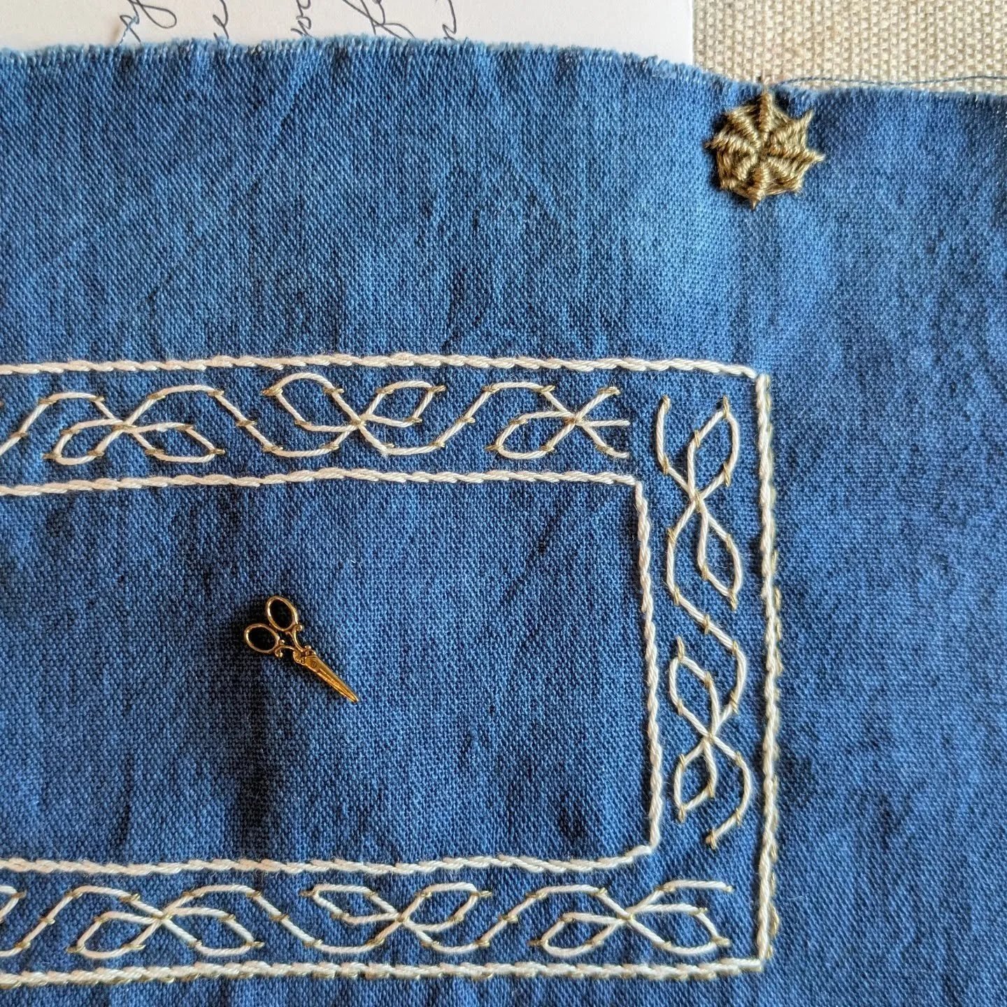 Day 15 (yesterday) Page 2. This page is a keeper for this tiny scissor pin that was my grandma's. The pocket holds a note from my mom explaining where it came from.
.
Grandma's pin +  Mom's handwriting = treasure keeper x2
.
#stitchbookchallenge2026