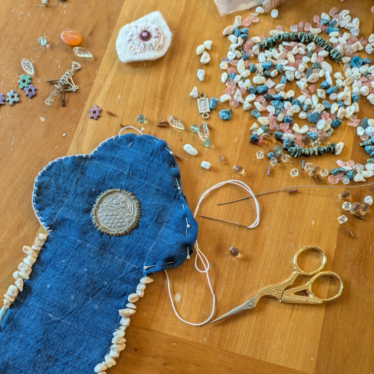 I'm working away on this oratory I started with @aitorsaraiba 's oratorios workshop (from @tatterbluelibrary) this week. This small pocket shrine will be dedicated to loving kindness. 
.
Part of the workshop was a lecture on Aitor's influences and in