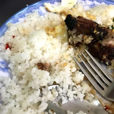 A close-up photo of broken rice, which has a couscous like appearance.