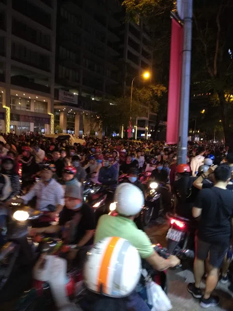 A blurry shot of the sea of people trying to leave the city around 1 AM.