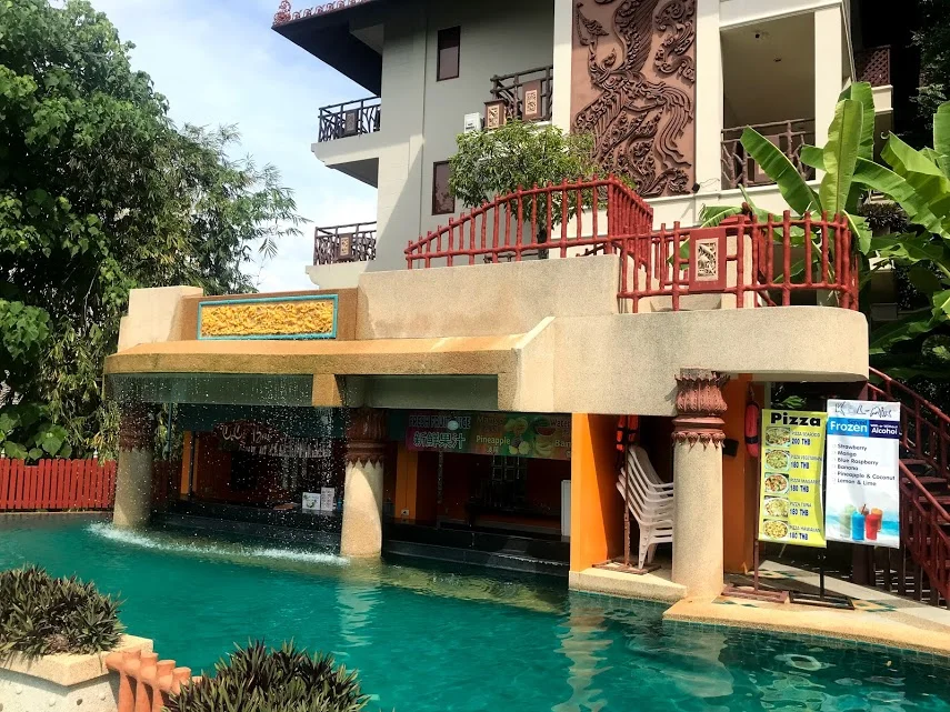 The Panyavee’s swim up bar!