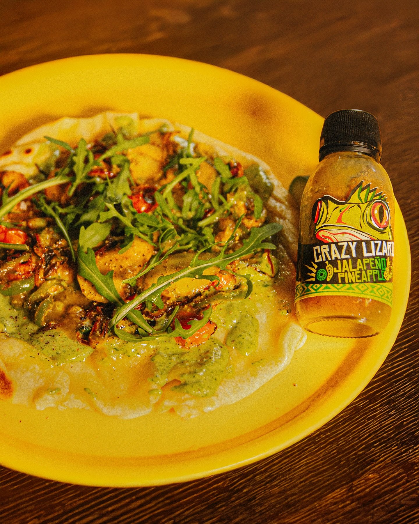 Hace unos d&iacute;as os ense&ntilde;amos c&oacute;mo preparar un pesto vegano riqu&iacute;simo y hoy venimos a avisaros de que lo vamos a llevar directo a una pizza 🍕

Base crujiente, nuestro pesto casero y un buen golpe de Crazy Lizard Jalape&ntil