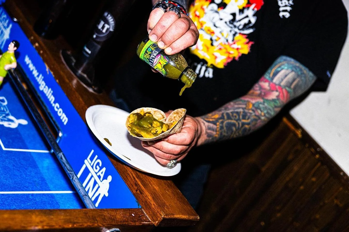 Nuestras salsas se comen donde te de la gana 🔥

🥡 En un t&aacute;per en el parque
🌯 Sobre un kebab a las 3 de la ma&ntilde;ana
🥥 En curry tailand&eacute;s casero
🍟 En las patatas fritas del bar de siempre
🏠En una cena que parece de Estrella Mic