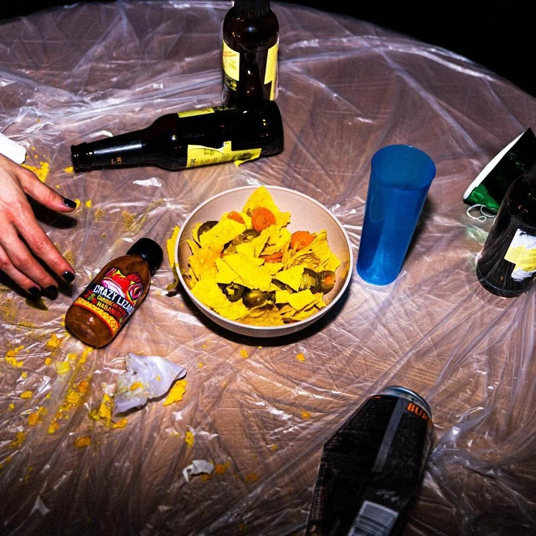 No hace falta complicarse para brillar como anfitri&oacute;n 🔥

🟢 Jalape&ntilde;o Pineapple &rarr; Nachos con queso vegano y pico de gallo 🍍
🖤 Grand Reserve &rarr; Mini burgers de lentejas con un toque ahumado 🔥
🟡 Caribbean Mango Habanero &rarr