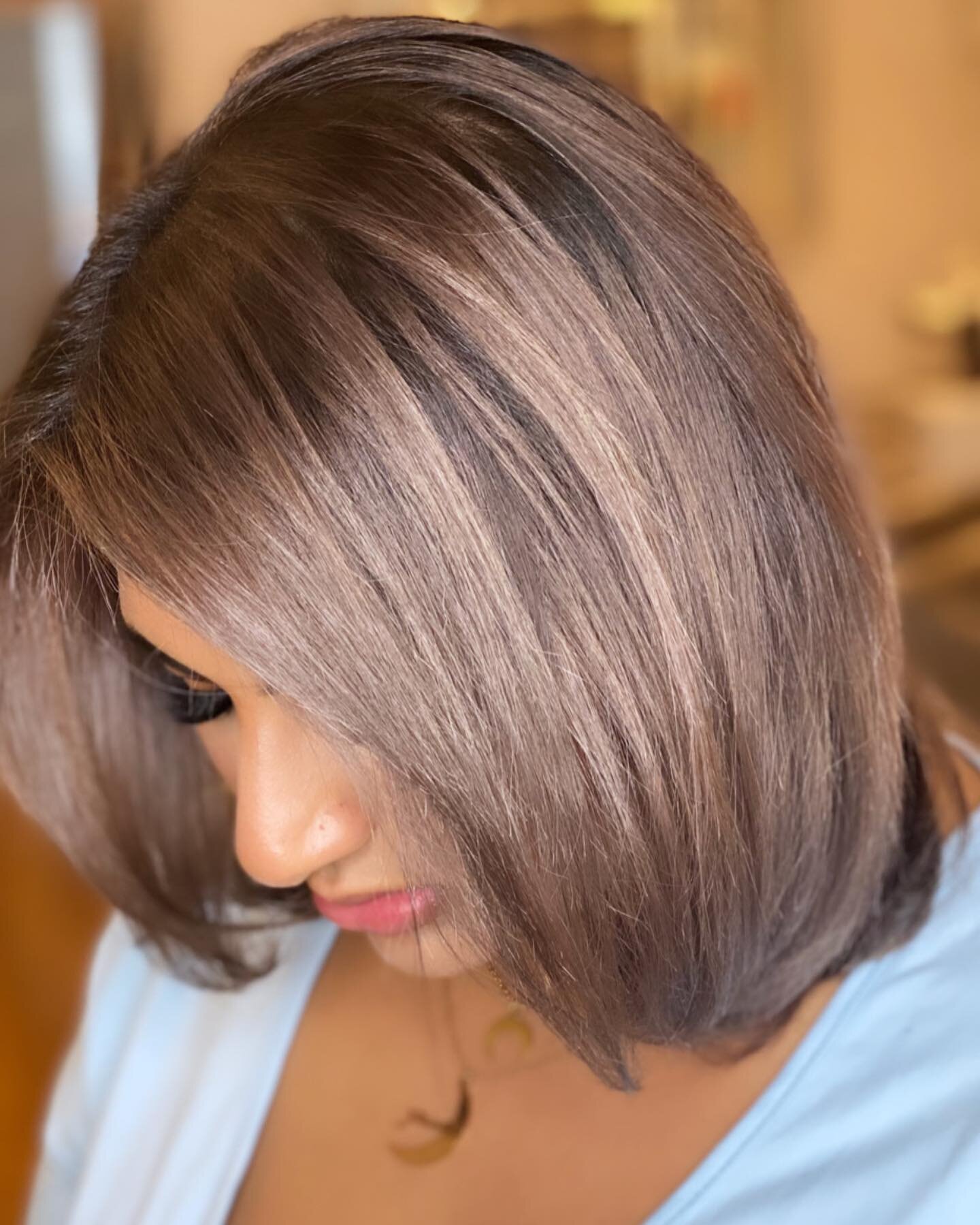 Look at 👀this beautiful Silver gloss from @redken Shades EQ. This salon service provides a subtle touch of color to leave hair super shiny and conditioned. Hair glosses last 4-6 weeks and can be done in just 20 minutes! These types of hair toners ar