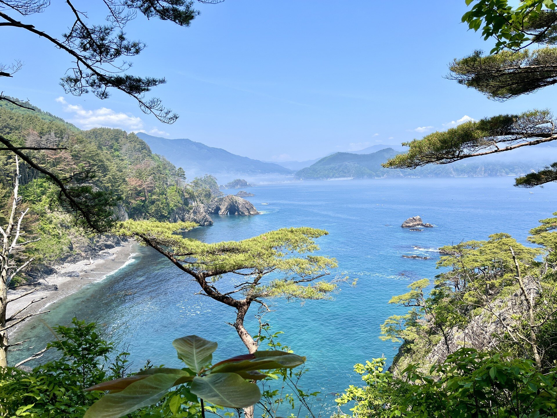 Happy to share a new hiking guide for the #GoishiCoast, finishing at the beautiful Kurosaki Senkyo Onsen hot spring, along the #MichinokuCoastalTrail (22km)! 

See the link in bio for the itinerary, including elevation, maps, and recommended dining &