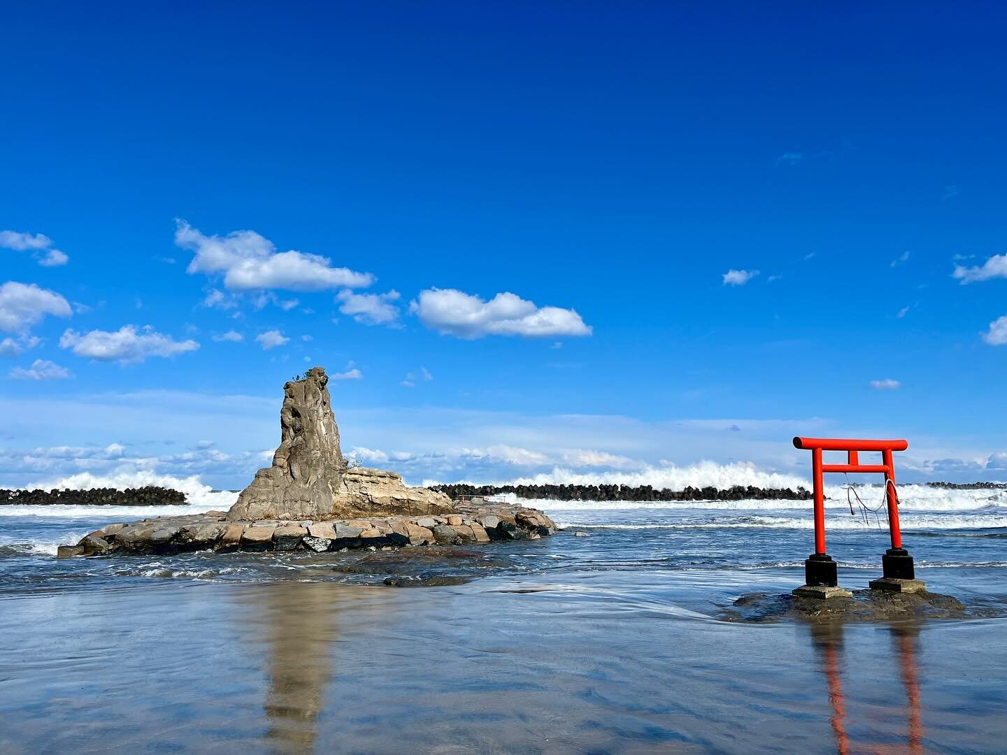 Walking the southern section of the new 200km Fukushima Coastal Trail! 🥾

Starting from Iwaki station, we walked for two days along the coast to Nakoso Beach on the southern tip of #Fukushima.

Some highlights were:
🌸 Viewing the Kawazu-zakura cher