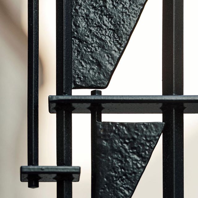 Ferronnerie contemporaine avec @atelierfrancoispouenat - portail r&eacute;alis&eacute; d&rsquo;apr&egrave;s le dessin de Martin Boyce @mrtnbyce pour le nouvel espace Eataly du Marais #galerieslafayettes#surmesure#martelage#savoirfairefrancais- custom
