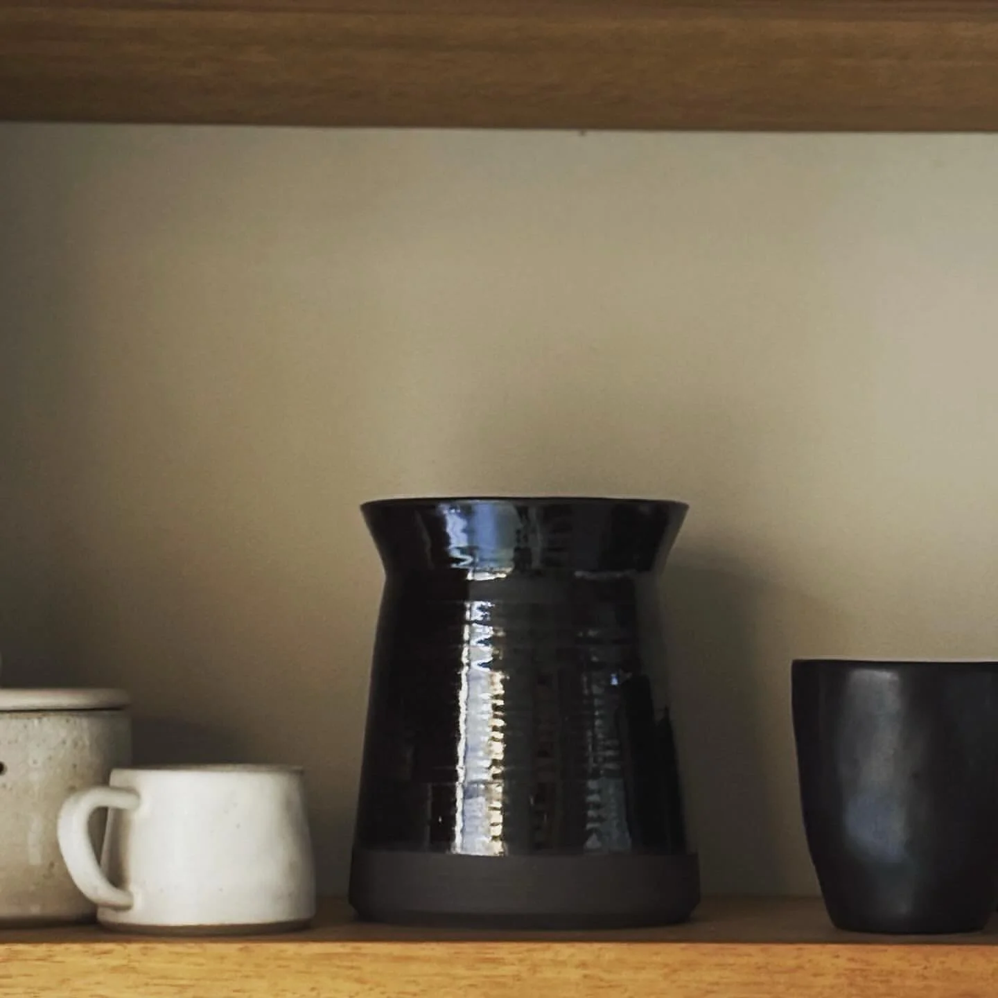 credit @ema.pottery &bull;

New shape for the New Year in the new kitchen. Very pleased with the shiny black glaze catching some of the winter sunlight. Kitchen by @buhrbespokeinteriors worktop @rockrevelations 

#kilncambridge #potterystudio #kitche