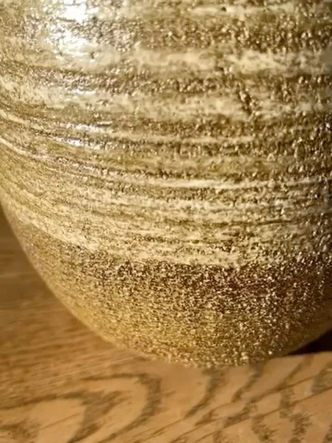 credit &bull; @mauderceramics 

So pleased with this 20cm tall bellied vase on Vulcan black clay with inlaid white slip and matte clear glaze.

#handmadeceramics #madeincambridge #ceramics #pottery