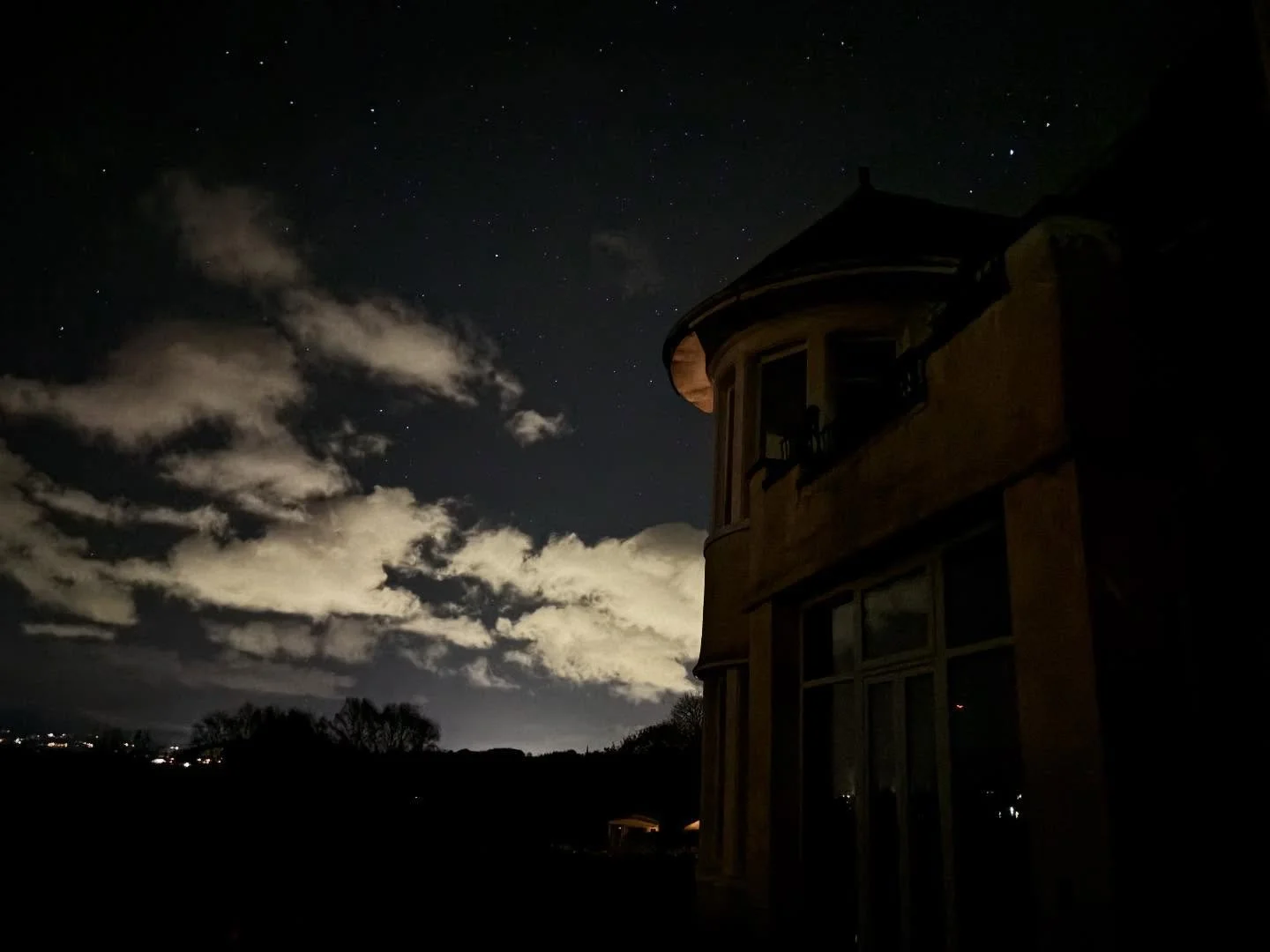 Stars and clouds and house and frost and that lovely smell that comes only with cold weather :)
. . .
#plasbodfa #winter #stars #frost #astronomy #darkskies #welshdarkskies #ynysm&ocirc;n