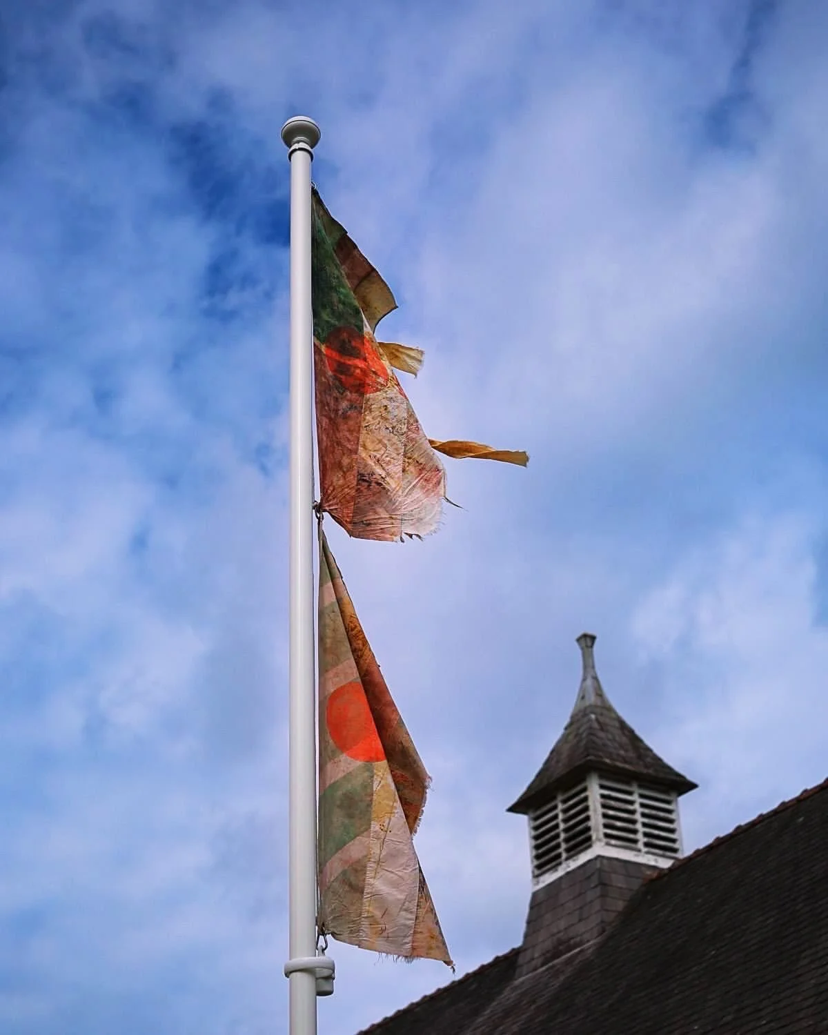 ''Graig Ddu a Rhyfeddodau Eraill - Wedi'u Datrys'' gan Landlines Studio