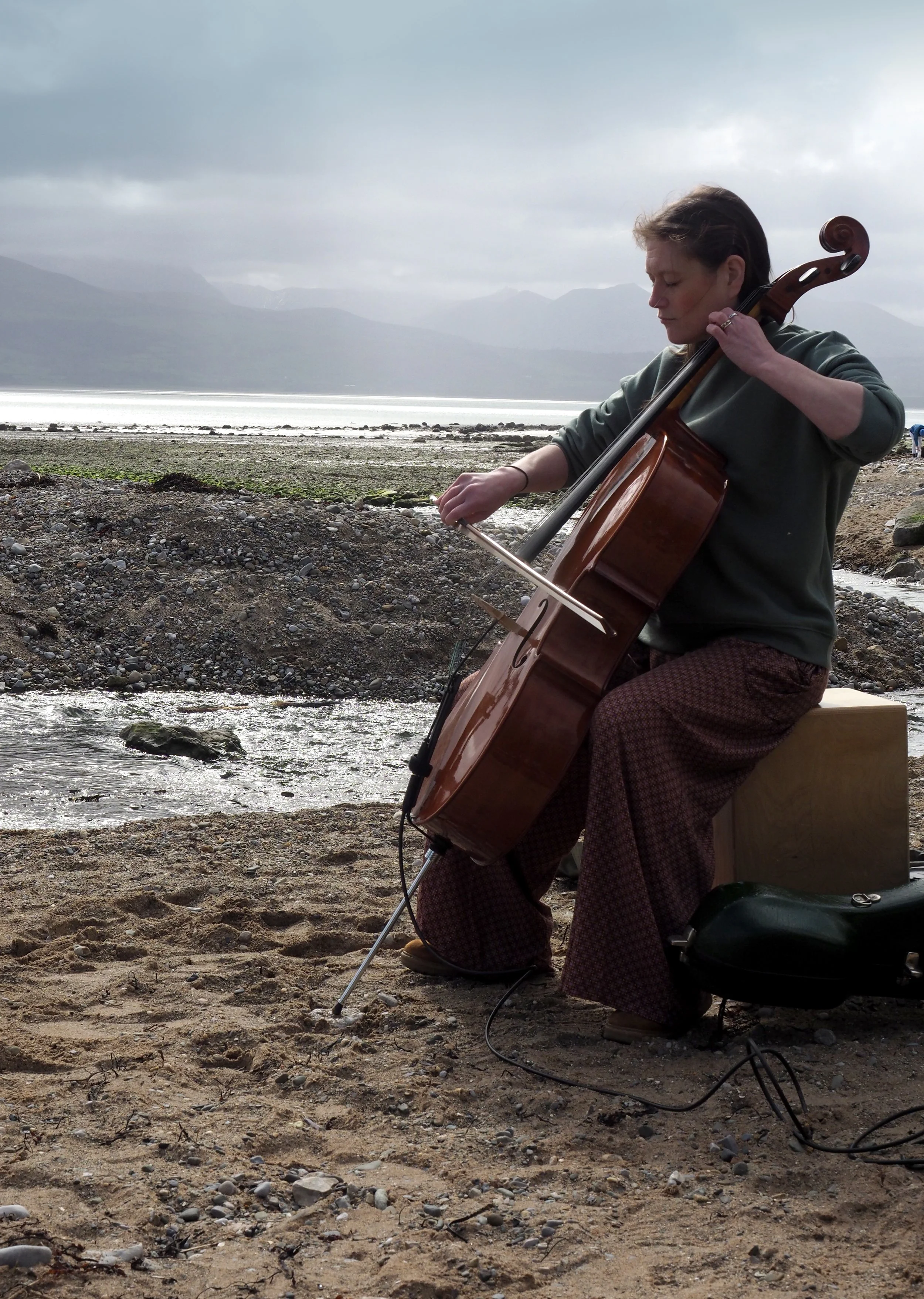 'am bythoedd - ever and ever' gan Ellen Davies a Meilyr Tomos