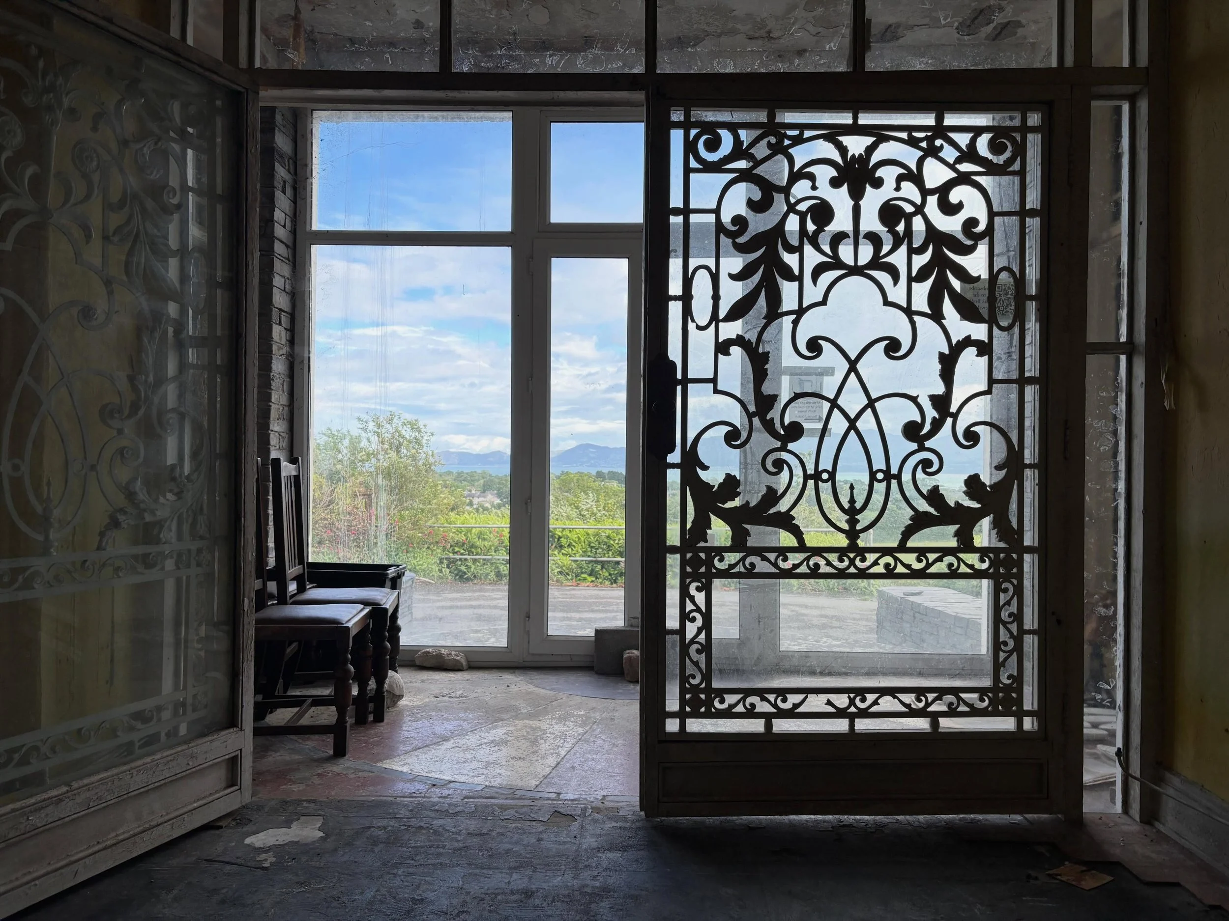 Peaceful long-lit working days with every kind of weather. 🌧️🌦️💧🌈☀️⛅️🌤️ the historic wooden carved doors of Plas Bodfa
. . .
#plasbodfa #historichouse #llangoed #ynysm&ocirc;n #doors