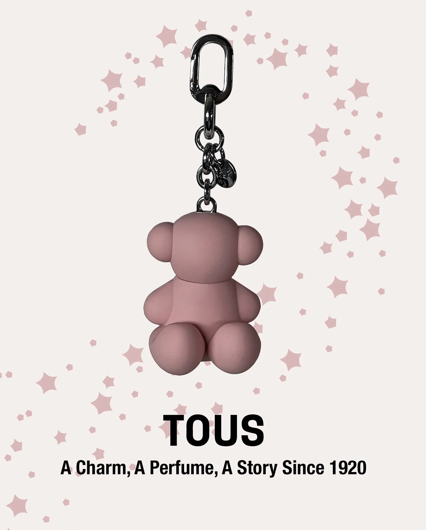 Your new obsession has arrived: TOUS Parfum Charms
🧸 Did you know charms are the new must-have? You&rsquo;ll soon see them everywhere &mdash; on bags, keychains, and accessories. But what if we told you that 🫧 TOUS created the perfect charm&hellip;