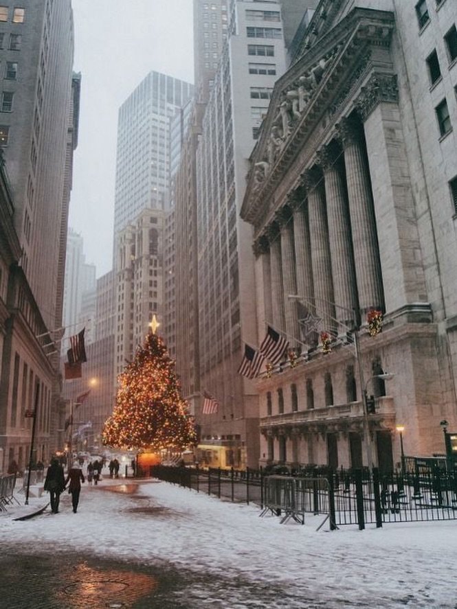 NYC feels kinda magical tonight. Not in a movie way, just&hellip; real. Cold hands, warm vibes.
Happy Holidays, fashionlabers! 🎄✨🗽🚕🖤
__

#fashionlab #fashionlabagency #happyholidays #merrychristmas #holidays christmas