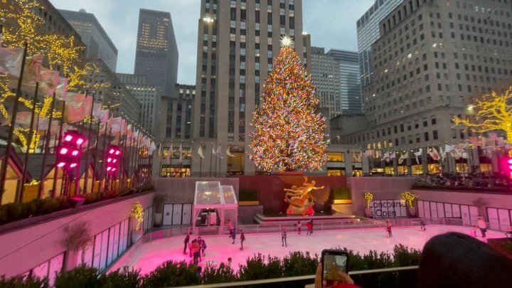 Christmas in New York 🎄

I love this city all year, but the holidays are some of my favorite 😍❄️