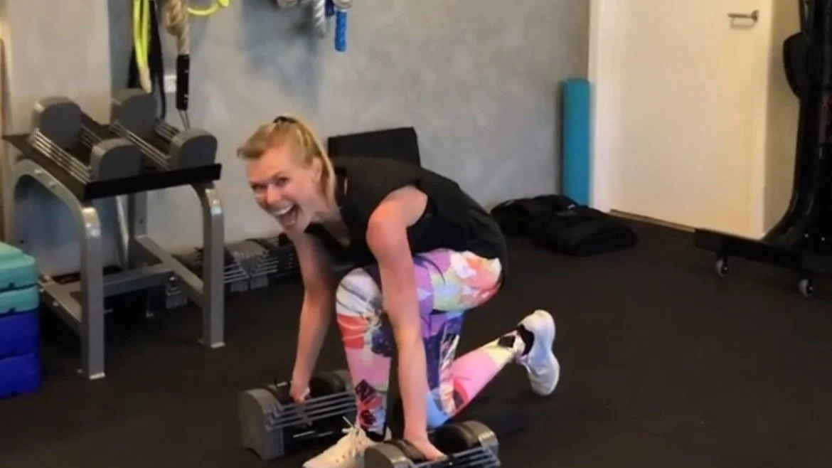 glad kvinde der elsker sin træning med sin personlige træner og bliver stærk og får energi