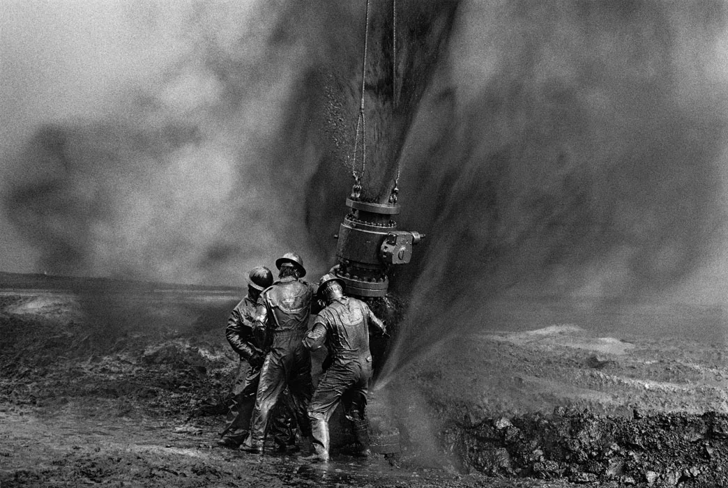 Sebastiao_Salgado_WORKERS_Greater_Burhan_Oil_Field_Kuwait_1991_3.jpg