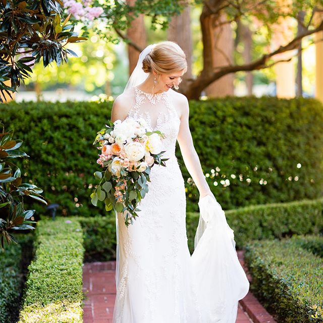 The @juniorleagueofhouston is one of the loveliest places for bridal portraits! Isn&rsquo;t @annagravier just stunning?! Venue: @juniorleagueofhouston 
Florals: @dreambouquet .
.
.
.
.
.
#juniorleagueofhouston #bridalshoot #sarahainsworthphotography 