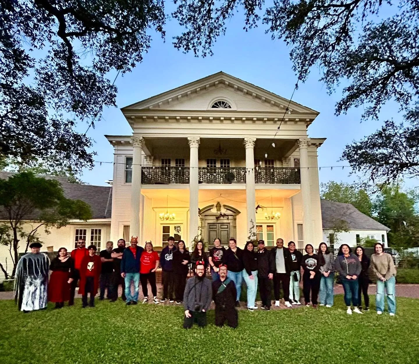 🎃 Happy Halloween from Curious Twins 👻
Last night we celebrated Devil&rsquo;s Night with a sold-out paranormal investigation and ghost tour at Victoria&rsquo;s Black Swan Inn, one of San Antonio&rsquo;s most haunted and historic landmarks. It was a