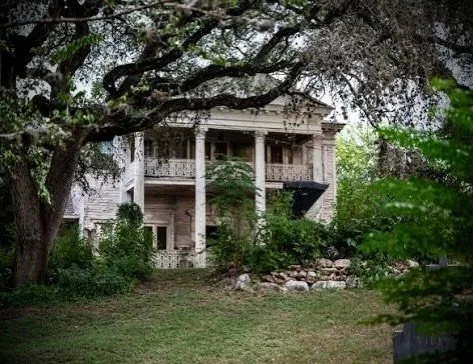 Step into Victoria&rsquo;s Black Swan Inn to discover its secrets on our Haunted Cocktail Tour. Perfect for a date night or an evening out with friends. Tour includes 1 shot to start the tour, and close out the night with 3 refreshing cocktails and d