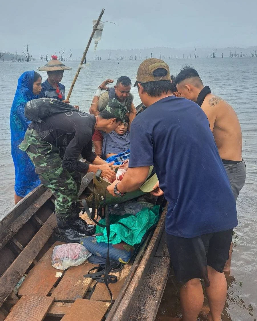 A landmine victim is rushed by Stronghold ambulance. In 2025, such injuries make up 10% of its patients, caused by Burma Army mines that endanger civilians.

🤝 Thank you to everyone who supports Stronghold for making our life-saving work possible.

