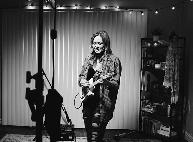 tonight! check out my solo living room session on @abqevents&rsquo; FB page (#linkinbio) or Public Access channel 27 at 7pm ⚡️ photo by @katydenman 
#supportlocalartists #abqlocal #abqmusic #supportlocalabq