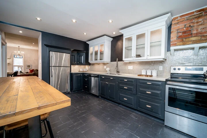 453 Queen St E_019.jpg