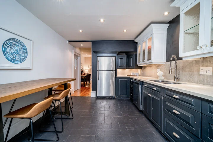 453 Queen St E_020.jpg
